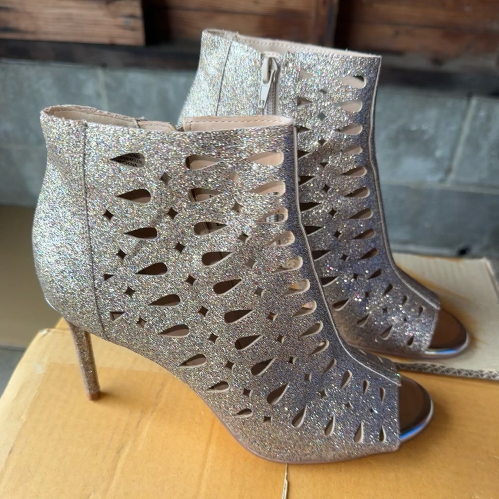 ✨🔥 Nine West Gold Glitter Ankle Boot Heels – Sz 8 – Main Character Sparkle 🔥✨